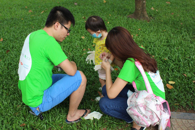 [Photo] Hơn 1.000 bạn trẻ "chung tay" làm sạch khuôn viên hồ Bảy Mẫu ảnh 14