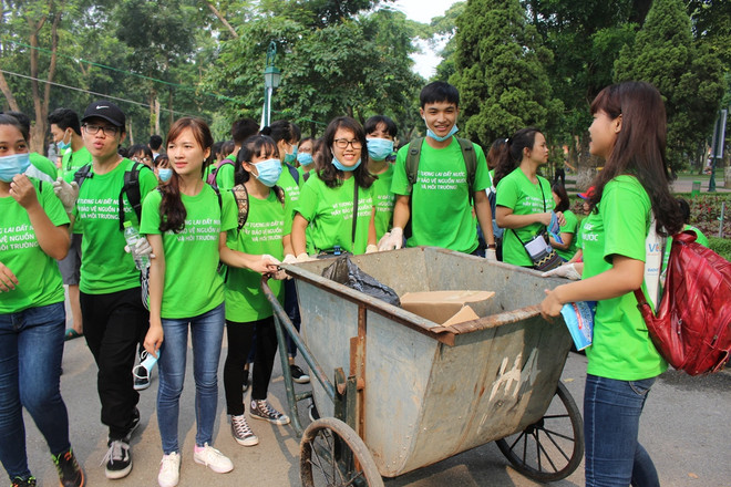 [Photo] Hơn 1.000 bạn trẻ "chung tay" làm sạch khuôn viên hồ Bảy Mẫu ảnh 1