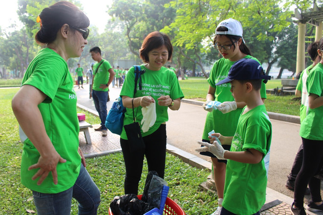 [Photo] Hơn 1.000 bạn trẻ "chung tay" làm sạch khuôn viên hồ Bảy Mẫu ảnh 8