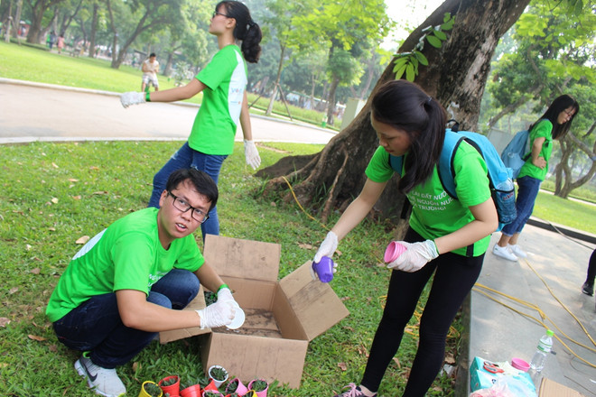 [Photo] Hơn 1.000 bạn trẻ "chung tay" làm sạch khuôn viên hồ Bảy Mẫu ảnh 9
