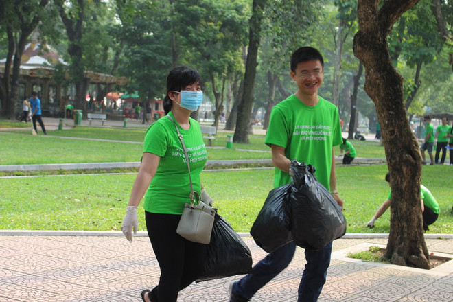[Photo] Hơn 1.000 bạn trẻ "chung tay" làm sạch khuôn viên hồ Bảy Mẫu ảnh 13