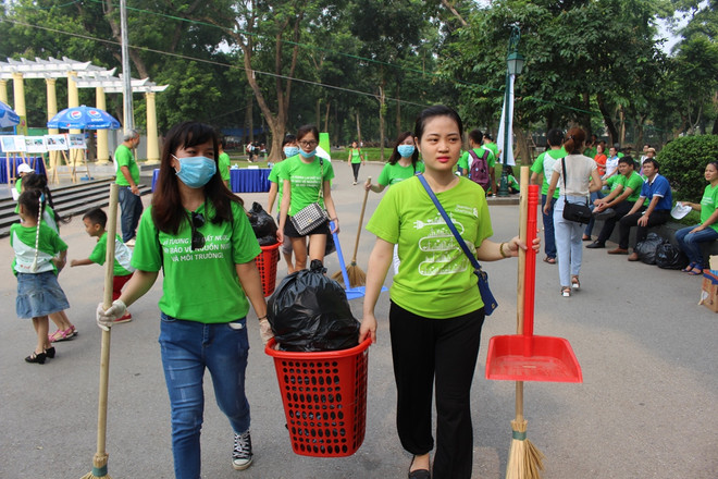 [Photo] Hơn 1.000 bạn trẻ "chung tay" làm sạch khuôn viên hồ Bảy Mẫu ảnh 4