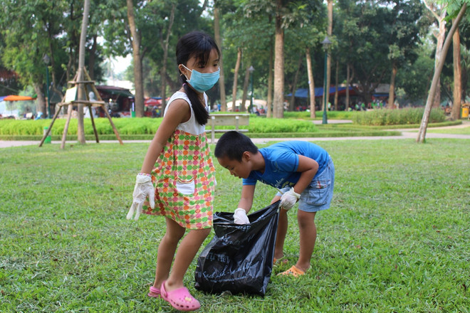 [Photo] Hơn 1.000 bạn trẻ "chung tay" làm sạch khuôn viên hồ Bảy Mẫu ảnh 6
