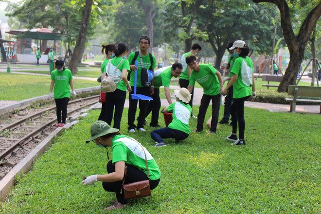 [Photo] Hơn 1.000 bạn trẻ "chung tay" làm sạch khuôn viên hồ Bảy Mẫu ảnh 5