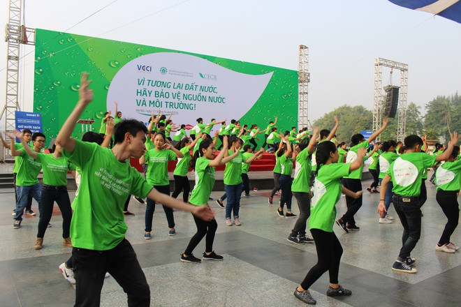 [Photo] Hàng trăm bạn trẻ nhảy flashmob kêu gọi bảo vệ hồ Hà Nội ảnh 7