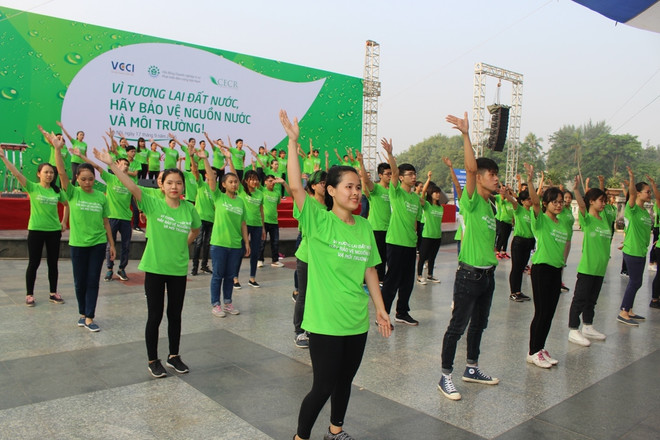 [Photo] Hàng trăm bạn trẻ nhảy flashmob kêu gọi bảo vệ hồ Hà Nội ảnh 4