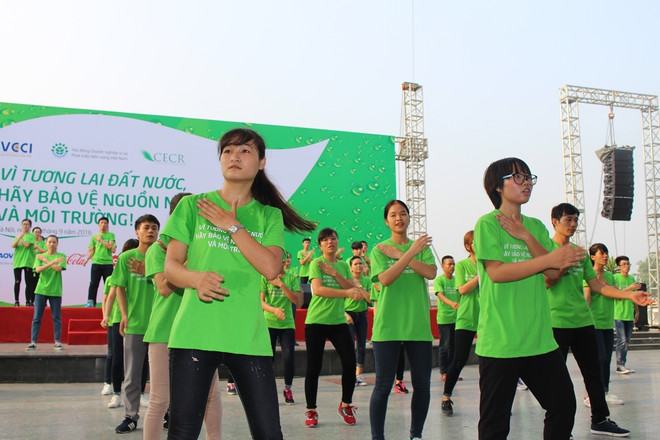 [Photo] Hàng trăm bạn trẻ nhảy flashmob kêu gọi bảo vệ hồ Hà Nội ảnh 8