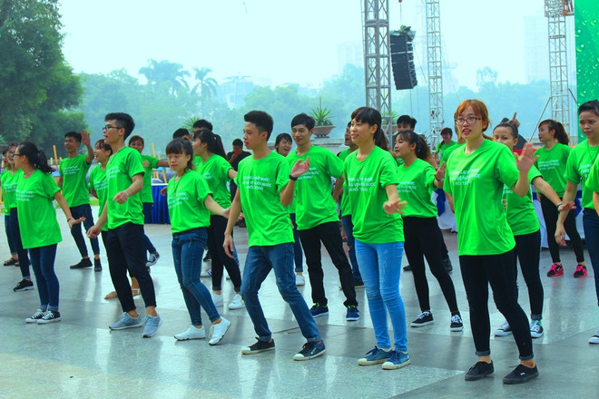 [Photo] Hàng trăm bạn trẻ nhảy flashmob kêu gọi bảo vệ hồ Hà Nội ảnh 2
