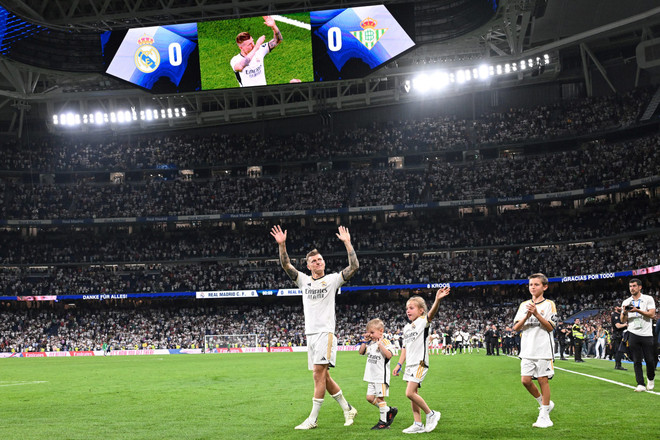 Kroos cùng các con chia tay người hâm mộ trong trận cuối cùng thi đấu tại Bernabeu. kroos-2605.jpg