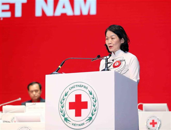 Chủ tịch Hội Chữ thập Đỏ Việt Nam Bùi Thị Hòa khóa X phát biểu tại Đại hội. (Ảnh: Thanh Tùng/TTXVN) Khai mạc Đại hội đại biểu Hội Chữ thập Đỏ Việt Nam lần thứ XI ảnh 2