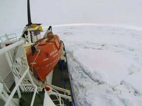Nỗ lực giải cứu tàu chở 74 người bị mắc kẹt ở Nam cực ảnh 1
