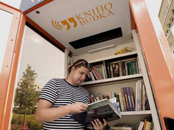 Độc đáo sáng kiến biến buồng điện thoại thành thư viện mini ảnh 1