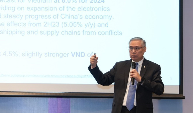 Ông Suan Teck Kin, Giám đốc Khối nghiên cứu thị trường và Kinh tế toàn cầu của Tập đoàn UOB trình bày báo cáo về Triển vọng kinh tế ASEAN và Việt Nam nửa cuối năm 2024. (Ảnh: Anh Tuấn/TTXVN) TTXVN_1607UOB2.jpg