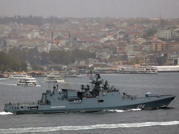 Tàu chiến Nga ở eo biển Bosphorus. (Nguồn: Reuters) Nga bắn nhiều tên lửa đạn đạo vào các mục tiêu của IS tại Syria ảnh 1