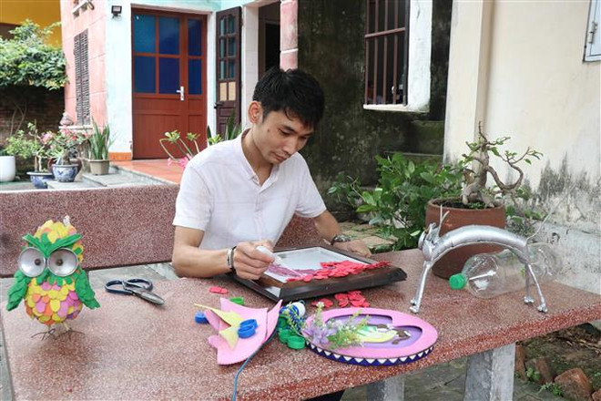 Chàng trai khuyết tật lan tỏa đam mê sống “xanh” từ rác thải ảnh 1