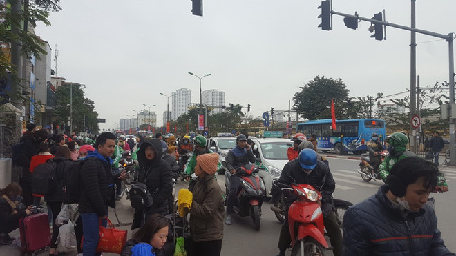Hà Nội: Bến xe đông nghẹt người sau kỳ nghỉ Tết Dương lịch ảnh 7