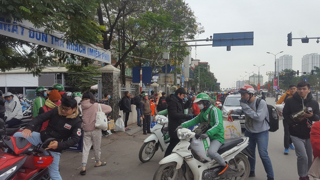 Hà Nội: Bến xe đông nghẹt người sau kỳ nghỉ Tết Dương lịch ảnh 6
