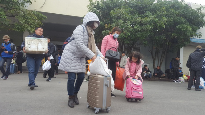 Hà Nội: Bến xe đông nghẹt người sau kỳ nghỉ Tết Dương lịch ảnh 3