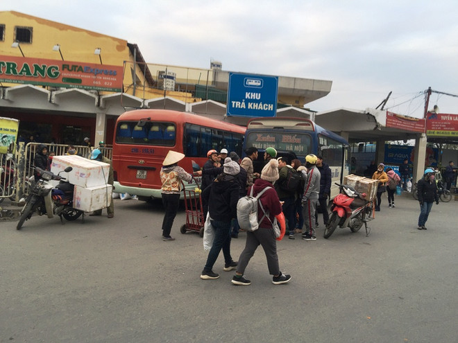 Hà Nội: Bến xe đông nghẹt người sau kỳ nghỉ Tết Dương lịch ảnh 4