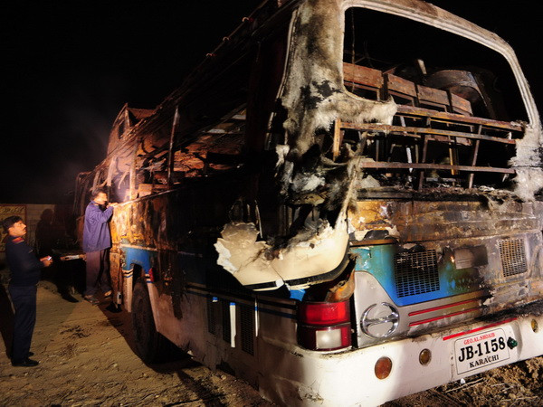 Xe bồn chở dầu đâm xe buýt ở Pakistan làm 57 người chết thảm ảnh 1