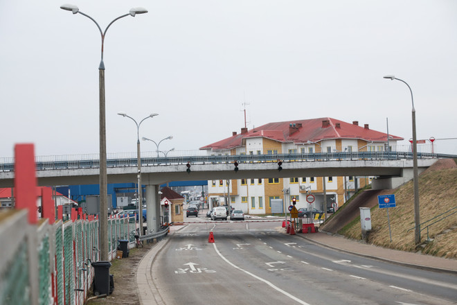 Cửa khẩu biên giới Bobrowniki giữa Ba Lan và Belarus ngày 10/2/2023. (Ảnh: PAP/TTXVN) Ba Lan tạm đóng cửa khẩu lưu thông hàng hóa cuối cùng với Belarus ảnh 1