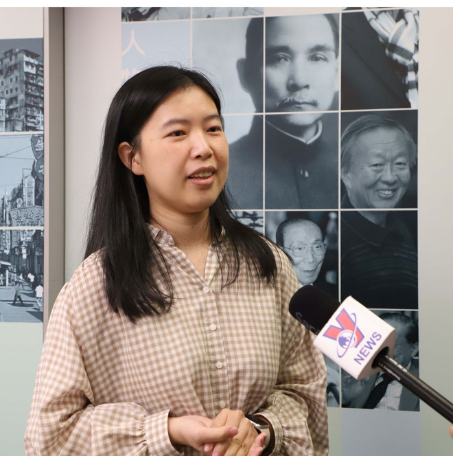 Trợ lý Biên tập Trung tâm Biên niên sử Hong Kong, Sharon Zhang, trả lời phỏng vấn của PV TTXVN. (Ảnh: Xuân Vịnh/TTXVN) ttxvn_cau_chuyen_than_ky_cua_chu_tich_ho_chi_minh_tai_hong_kong_trung_quoc_19-2.jpg