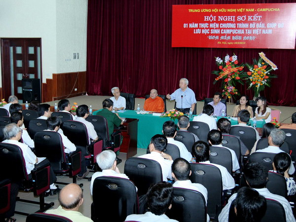 14 gia đình đỡ đầu và hỗ trợ gần 50 lưu học sinh Campuchia ảnh 1