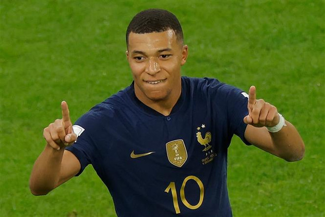 Tiền đạo tuyển Pháp Kylian Mbappe ăn mừng bàn thắng thứ hai vào lưới Ba Lan trong trận đấu vòng 1/8 Wolrd Cup 2022 ở Doha, Qatar ngày 4/12/2022. (Ảnh: AFP/TTXVN) World Cup 2022: Những ứng cử viên cho danh hiệu Quả bóng vàng ảnh 2