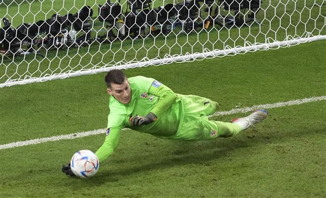 Thủ môn đội Croatia Dominik Livakovic cản phá thành công quả đá luân lưu của cầu thủ Nhật Bản Yoshida Maya. (Ảnh: THX/TTXVN) World Cup 2022: Những ứng cử viên cho danh hiệu Quả bóng vàng ảnh 3