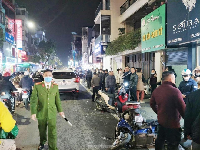 Hà Nội: Ôtô "điên" lao vào hàng chục xe máy trên phố Bạch Mai ảnh 1