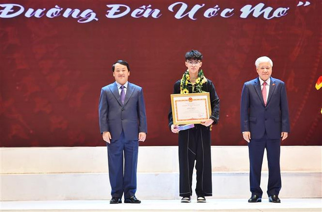 Tuyên dương 142 HS-SV và thanh niên dân tộc thiểu số xuất sắc ảnh 2