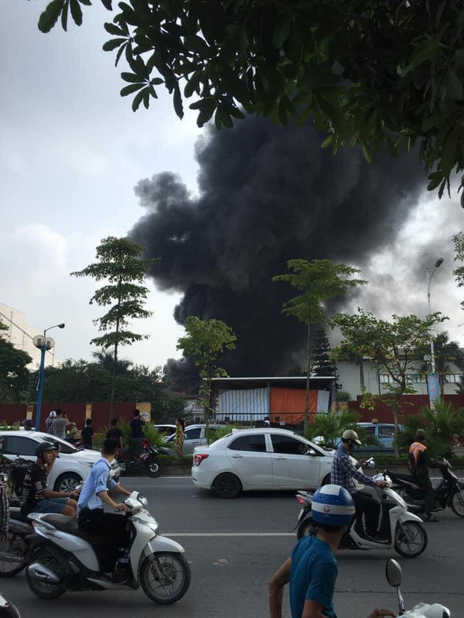 Hiện trường vụ cháy. (Ảnh: Sơn Bách/Vietnam+) Hà Nội: Cháy lớn tại KCN Sài Đồng gần Aeon Mall Long Biên ảnh 2