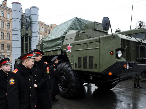 Iran ngạo nghễ phô diễn thiết bị tên lửa S-300 trong lễ diễu binh ảnh 1