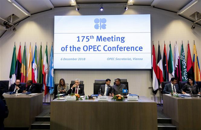Giá dầu giảm gần 3% sau khi OPEC khiên cưỡng nhất trí giảm sản lượng ảnh 1