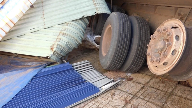 Bình Phước: Xe tải mất phanh, đâm sập nhà dân ven đường ảnh 1