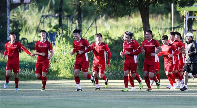 AFF Suzuki Cup 2018: Tuyển thủ Việt Nam mang chả lụa sang Philippines ảnh 1