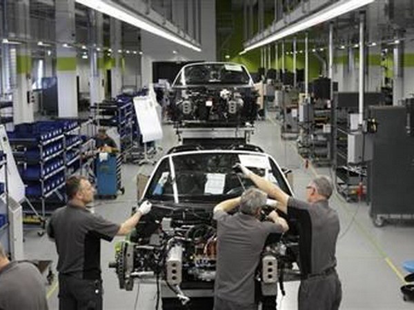 Một doanh nghiệp sản xuất xe hơi của Đức. (Nguồn: Reuters) Tỷ lệ thất nghiệp tại Đức giảm xuống mức thấp kỷ lục trong tháng 11 ảnh 1