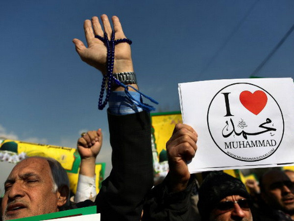 Iran: Hàng chục nghìn người biểu tình phản đối Charlie Hebdo ảnh 1