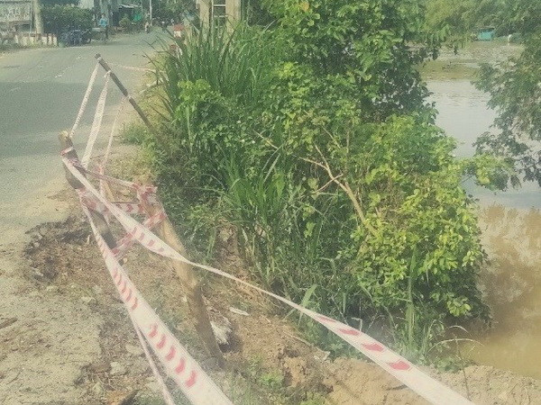 An Giang: Tuyến đường nam Cây Dương bị sạt lở 1/3 lề đường nhựa ảnh 1