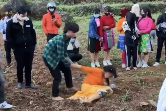 Bé gái mặc áo vàng bị nam thanh niên lao vào "bắt vợ." (Ảnh cắt từ clip) Gia đình thanh niên "bắt vợ" ký cam kết không để con tảo hôn ảnh 1