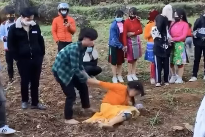Gia đình thanh niên "bắt vợ" ký cam kết không để con tảo hôn ảnh 1