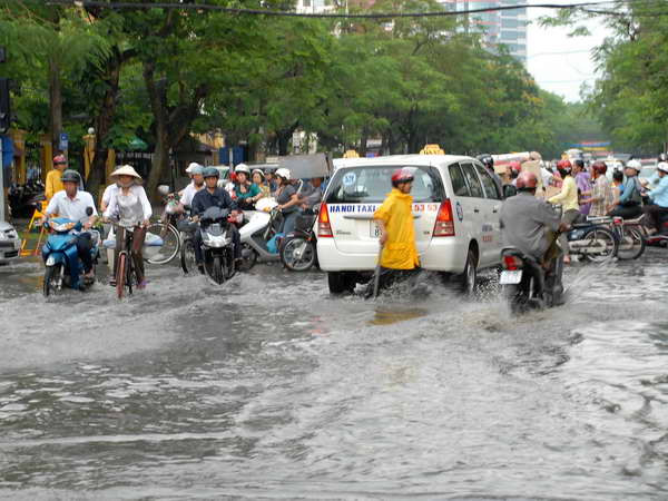 Các tỉnh Bắc Bộ có mưa lớn, nhiều tuyến phố ở Hà Nội ngập úng ảnh 1