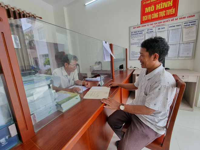 Ông Nguyễn Thành Ngọc ở thôn Thái An đến Ủy ban Nhân dân xã Vĩnh Hải (Ninh Hải, Ninh Thuận) làm các thủ tục sang tên, thừa kế đất đai sau khi có thông báo hủy thu hồi đất. (Ảnh: Nguyễn Thành/TTXVN) Hủy thu hồi đất xây điện hạt nhân ở Ninh Thuận: Người dân phấn khởi ảnh 2