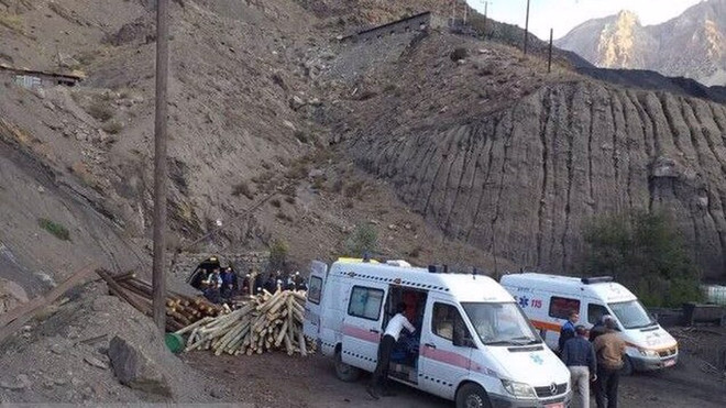 Xe cứu thương bên ngoài mỏ than Tazareh ở tỉnh Semnan, Iran, ngày 4/9/2023. (Nguồn: Press TV) Iran: Nổ mỏ than tại thành phố Damghan, 6 công nhân thiệt mạng ảnh 1