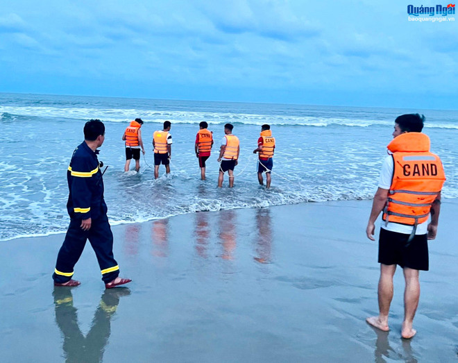 Quảng Ngãi: Một thanh niên đuối nước do bị sóng cuốn khi tắm biển ảnh 1