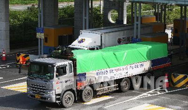 Xe tải chở bột mỳ đi qua cơ quan nhập cư liên Triều ở Paju để tới Triều Tiên. Ảnh minh họa. (Nguồn: YONHAP/TTXVN) Hàn Quốc cho các tổ chức tư nhân viện trợ Triều Tiên ảnh 1