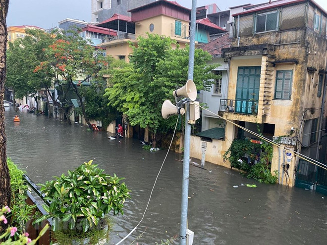 [Audio] Đường phố Hà Nội ngập thành sông trong ngày mưa lớn ảnh 1