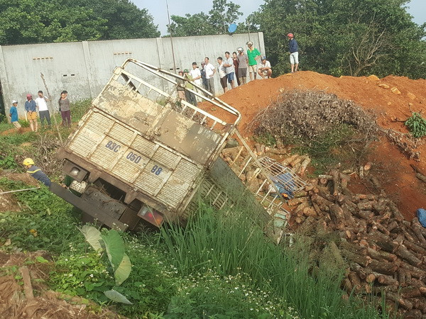 Bình Phước: Xe tải đâm xe ba gác, 2 người tử vong tại chỗ ảnh 1