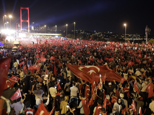 Tuần hành lớn thể hiện sự đoàn kết sau đảo chính ở Thổ Nhĩ Kỳ ảnh 1