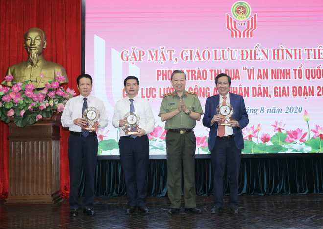 Giao lưu điển hình tiên tiến bảo vệ an ninh Tổ quốc với Báo Nhân Dân ảnh 1